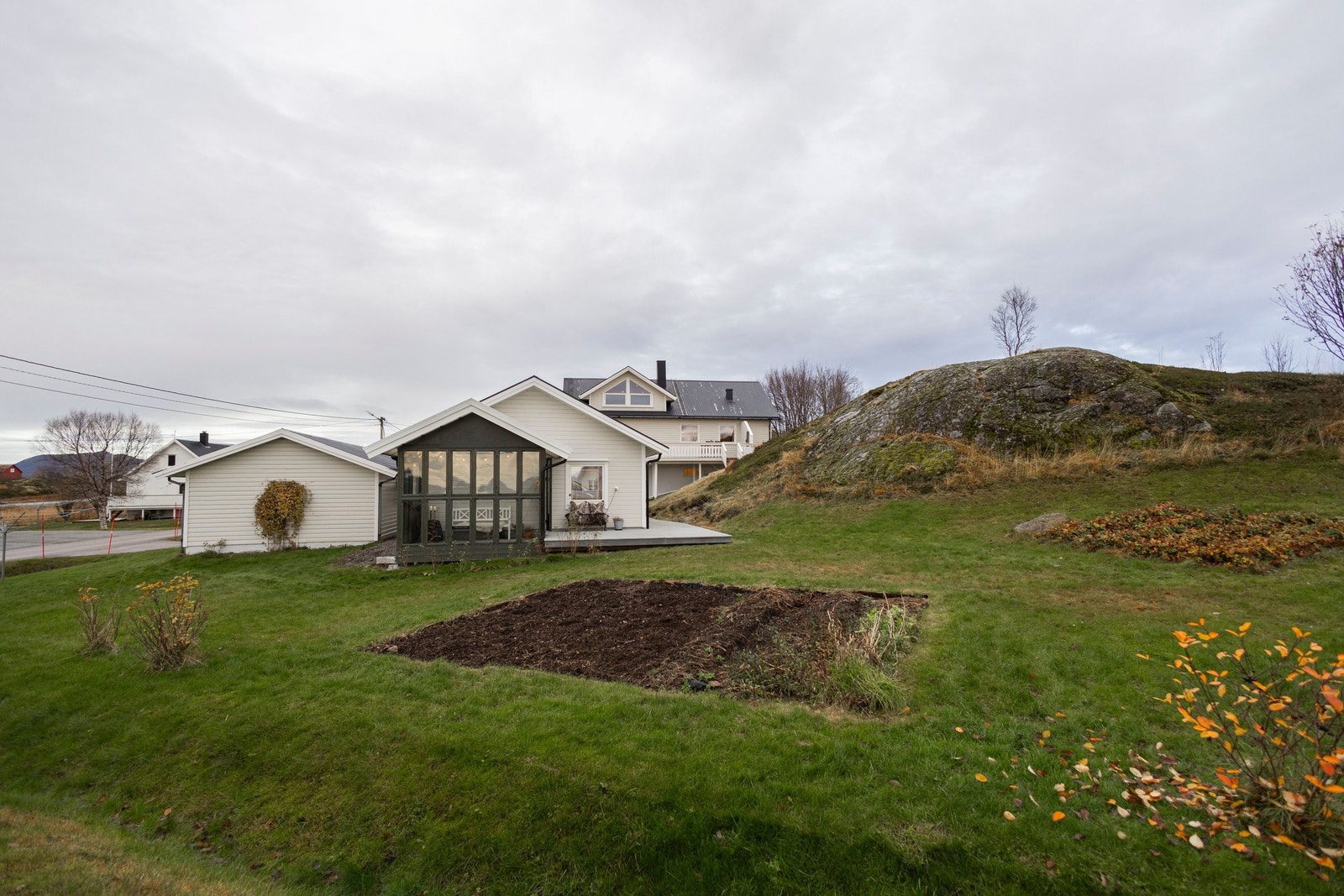 Hage med bærbusker, jordbærland og åker delvis opparbeidet på nabos eiendom etter avtale med nabo. Nabo er åpen for at ny eier kan fortsette med å bruke dette området til hage om ønskelig. Galleribilde