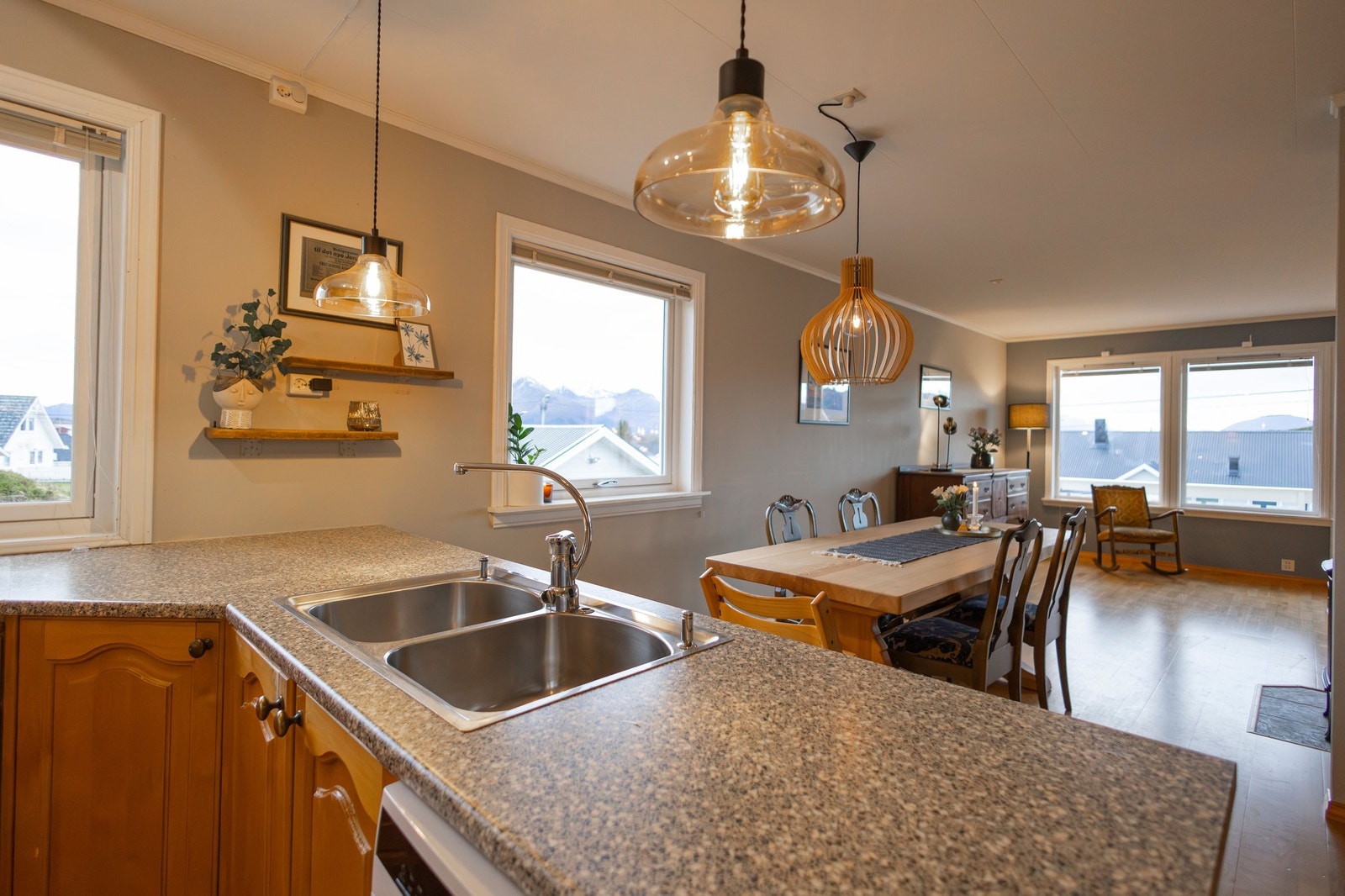 En sosial utforming med åpen stue-/kjøkkenløsning, hvilket bidrar til en luftig romfølelse. Galleribilde