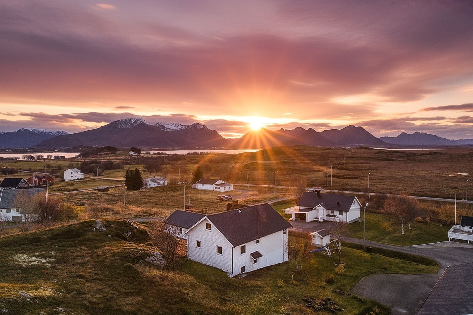 Omgitt av turterreng. På gode sommerdager skinner sola på huset hele døgnet. Galleribilde