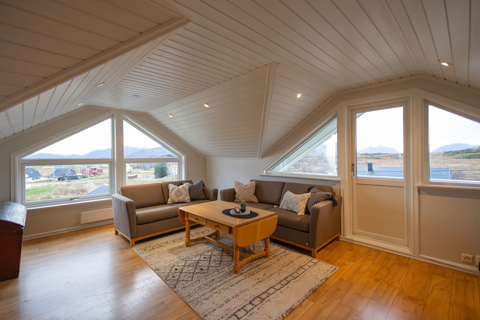 Romslig loftstue med nydelig utsikt og utgang til veranda. Galleribilde