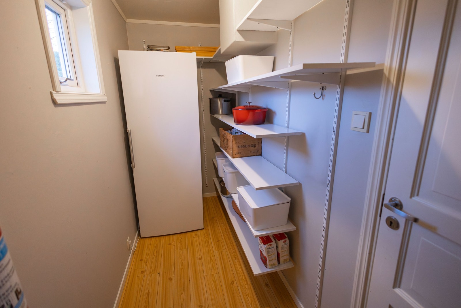 Praktisk bod bak kjøkkenet, mye hylleplass for oppbevaring. Galleribilde