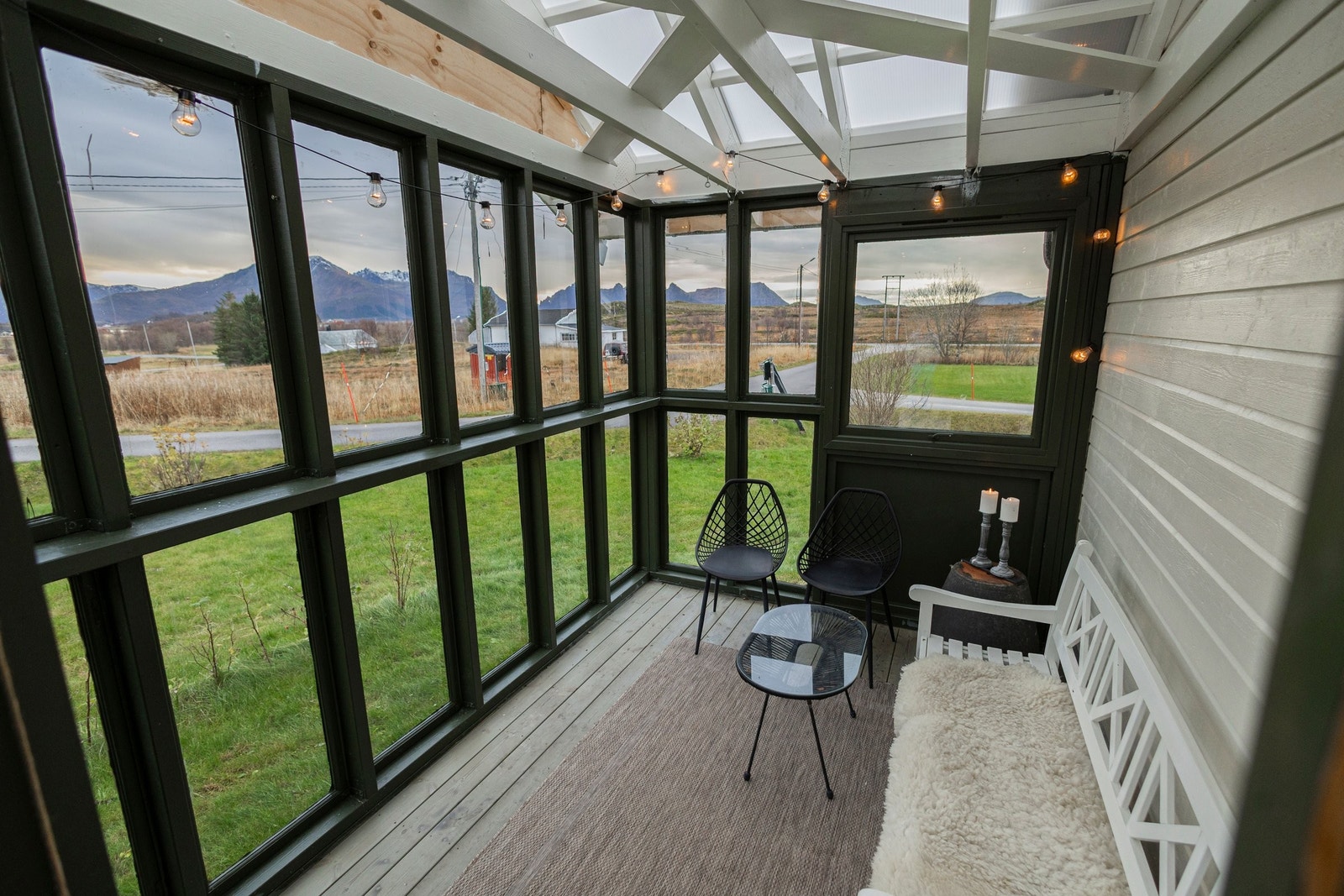 Drivhus med god plass til både sittegruppe og planter. Galleribilde