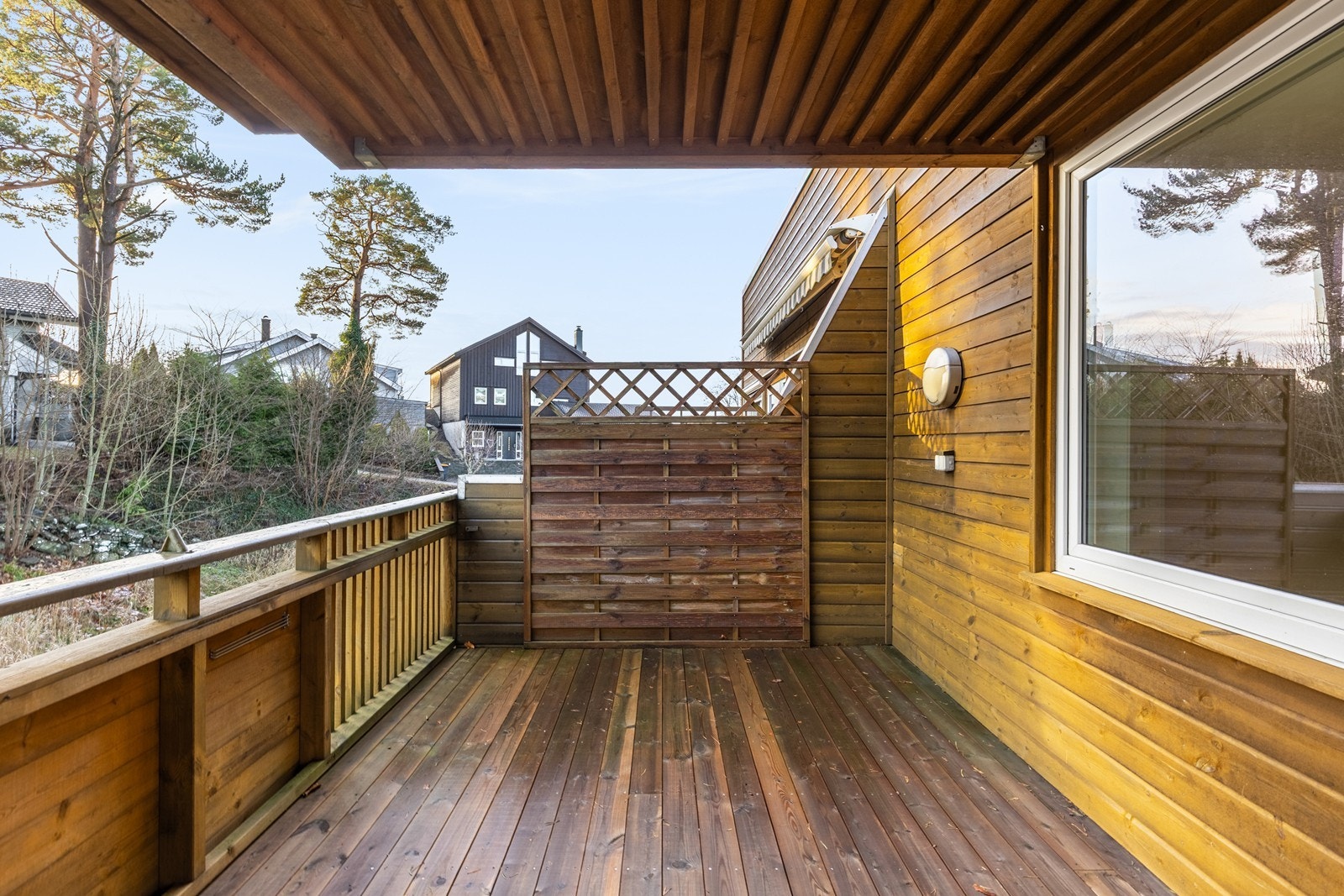 Balkongen er delsvis overbygget med tak, slik at man kan sitte ute selv om det skulle komme litt nedbør, eller om man trenger skjerming fra solen Galleribilde