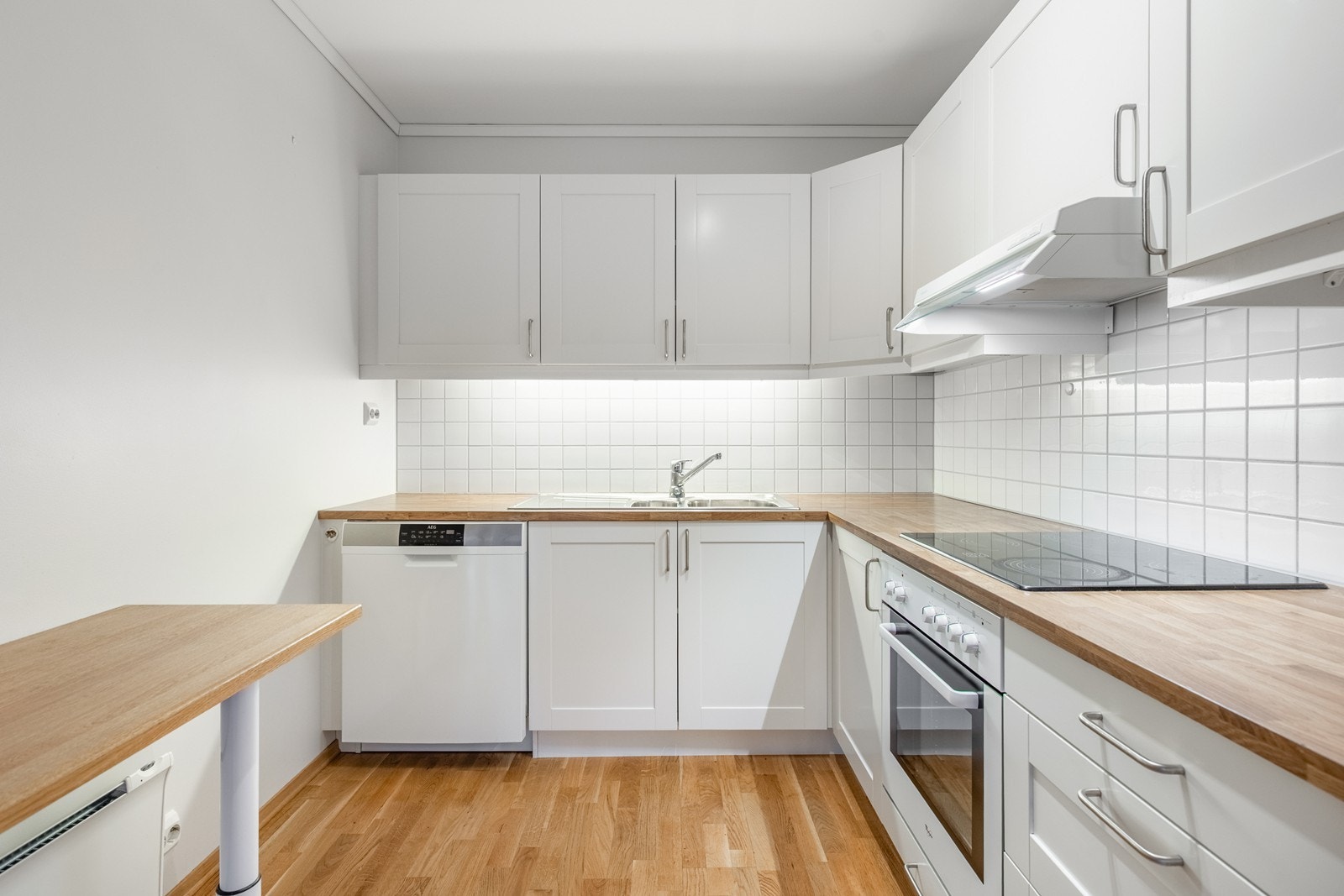 På kjøkken er det montert ekstra benkplate til frokostplass eller ekstra arbeidsplass Galleribilde