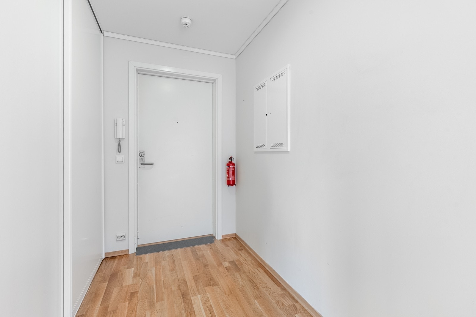 Gang med callinganlegg for åpning av inngangsdør ved evt. besøk. Sikringsskap er også plassert her. Galleribilde