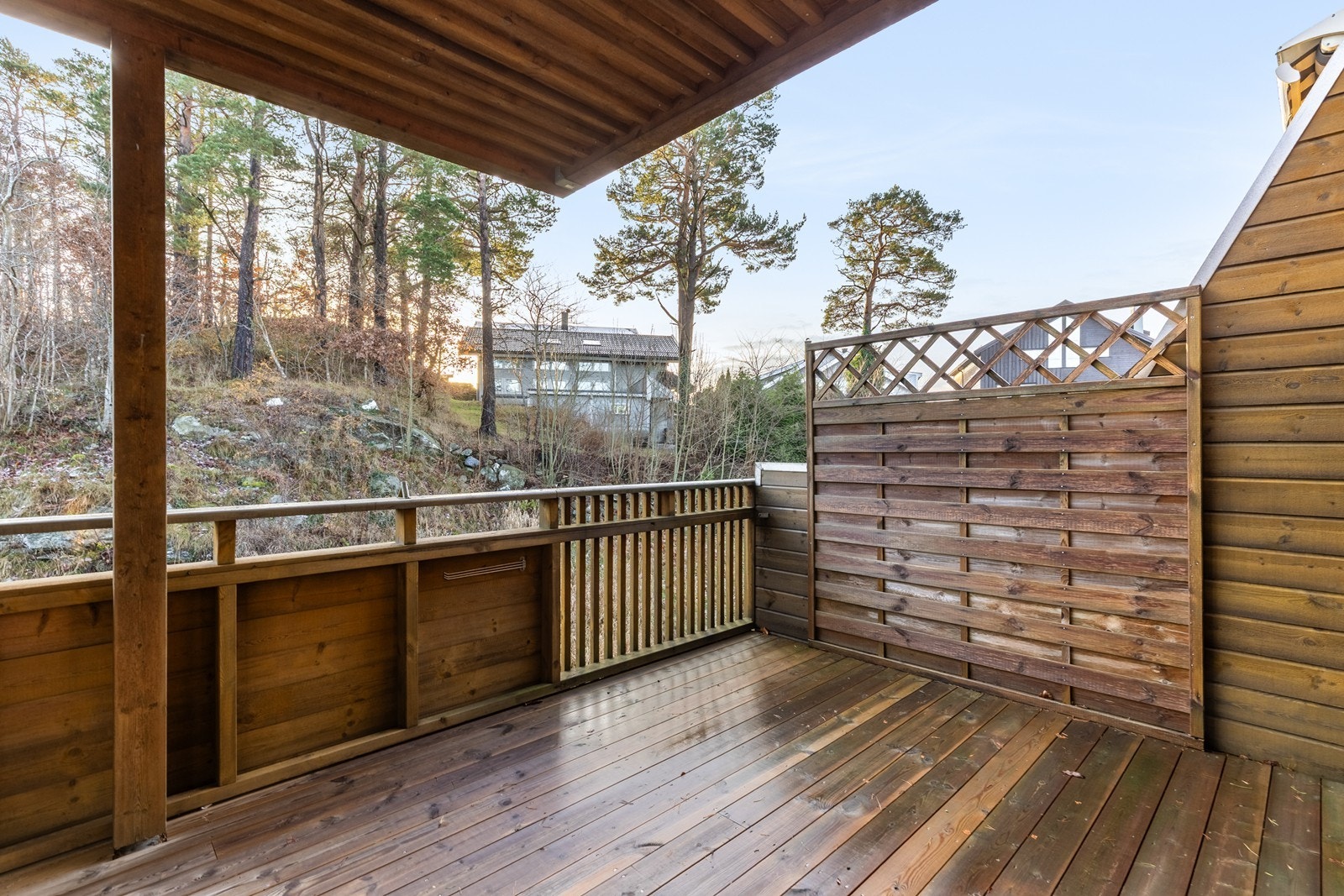 Romslig balkong med sol fra tidlig morgen til ca kl. 17.30 om sommeren. Galleribilde