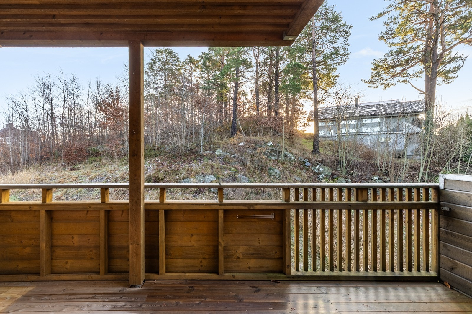 Balkongen vender bort fra inngangsparti og parkering, noe som gir en stille og usjenert beliggenhet Galleribilde