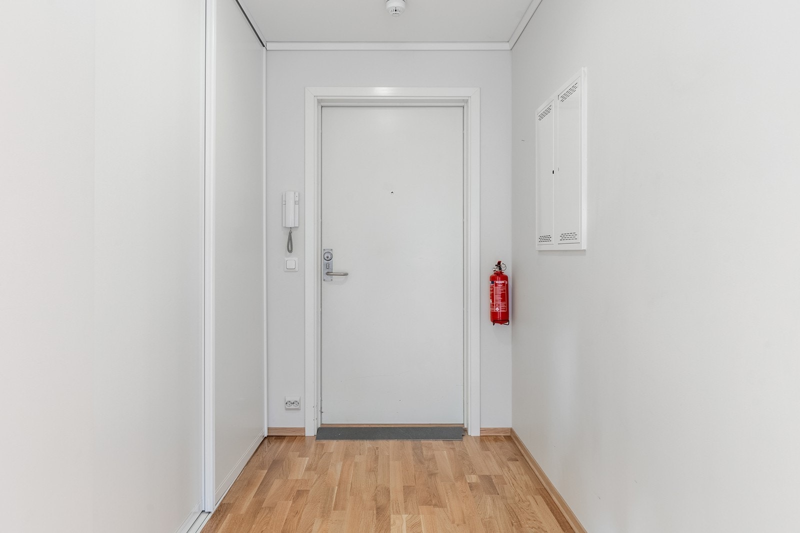 I gangen er det en romslig skyvedørsgarderobe for oppbevaring av klær og sko Galleribilde