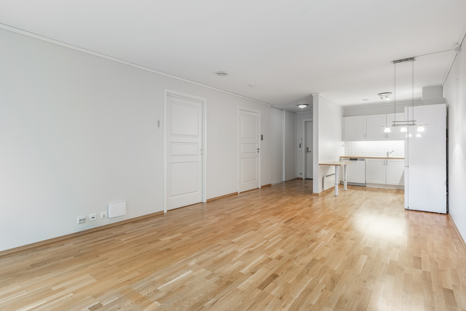 Stuen med åpen kjøkkenløsning gir god romfølelse i leiligheten Galleribilde