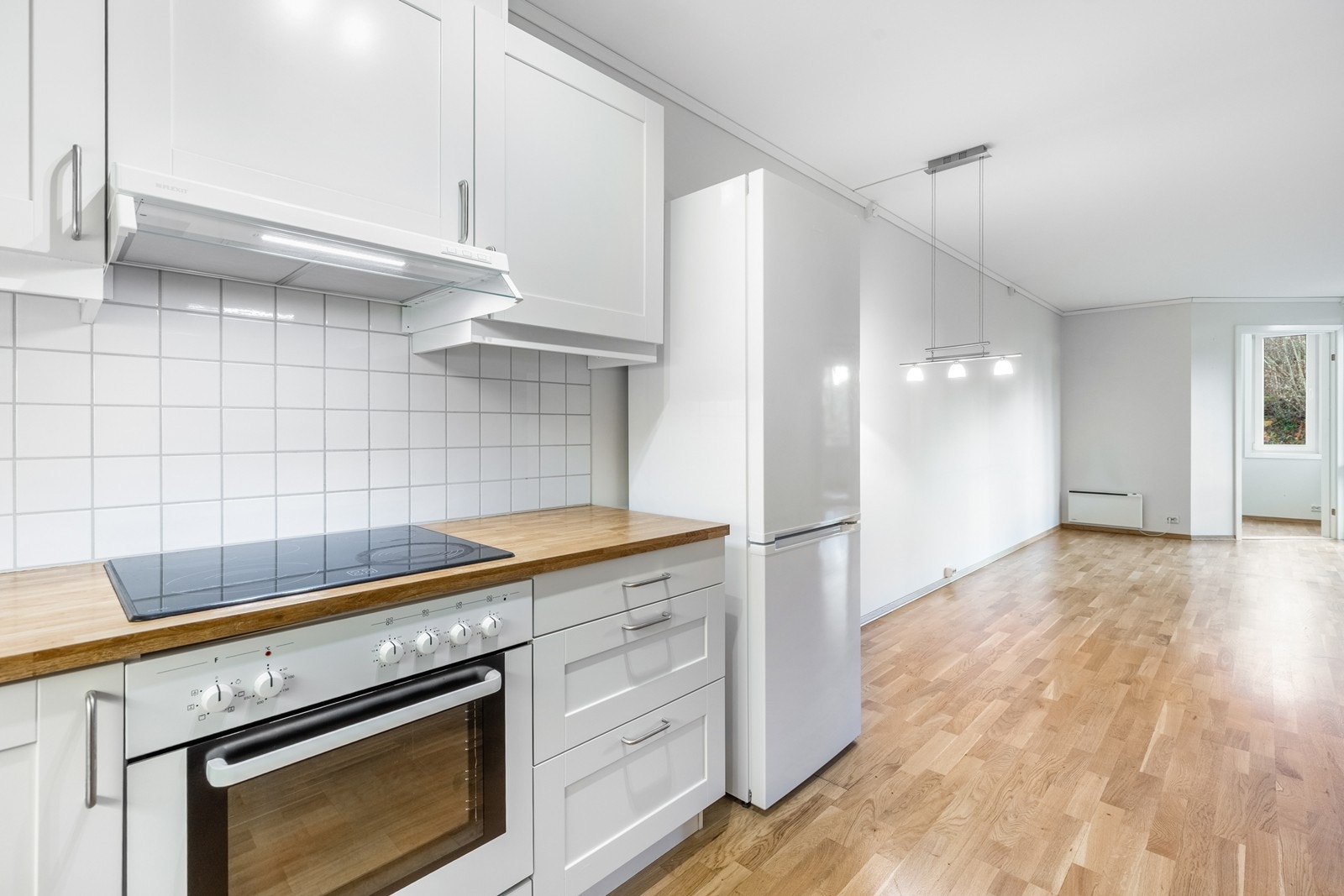 Over kjøkkenbenken er det flislagt for enkel rengjøring etter matlaging Galleribilde