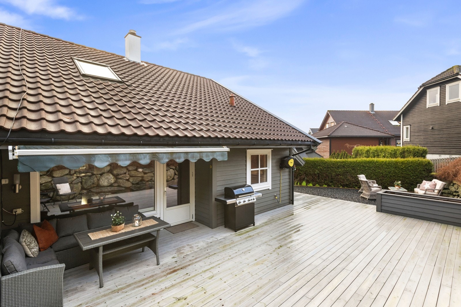 Stor og kjekk terrasse som ble lagt ny i 2022. Uteområdet ble oppgradert for å være mest mulig vedlikehodlsfritt. Galleribilde