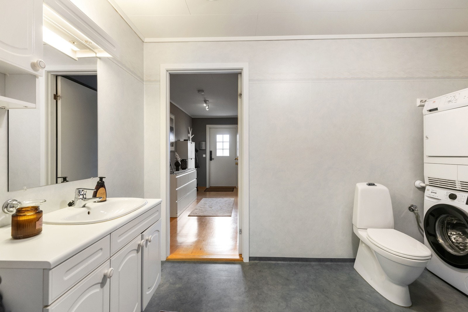 Opplegg til vaskemaskin og tørketrommel på badet. Galleribilde