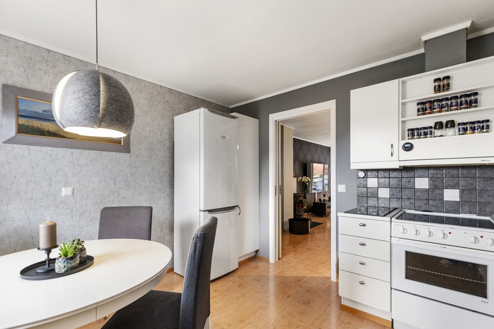 Kjøkkenet ligger for seg selv og i tilknytning til stuen. Galleribilde