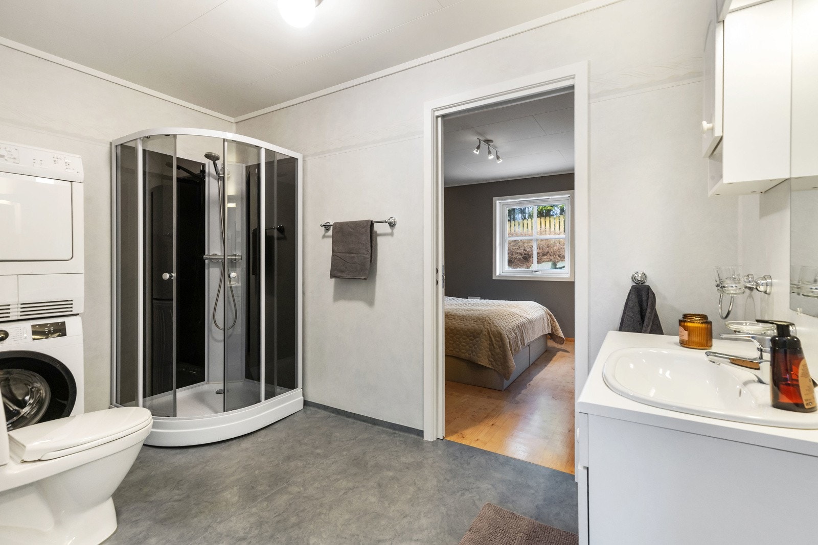 Badet er romslig og har fått nytt dusjkabinett i 2025. Galleribilde