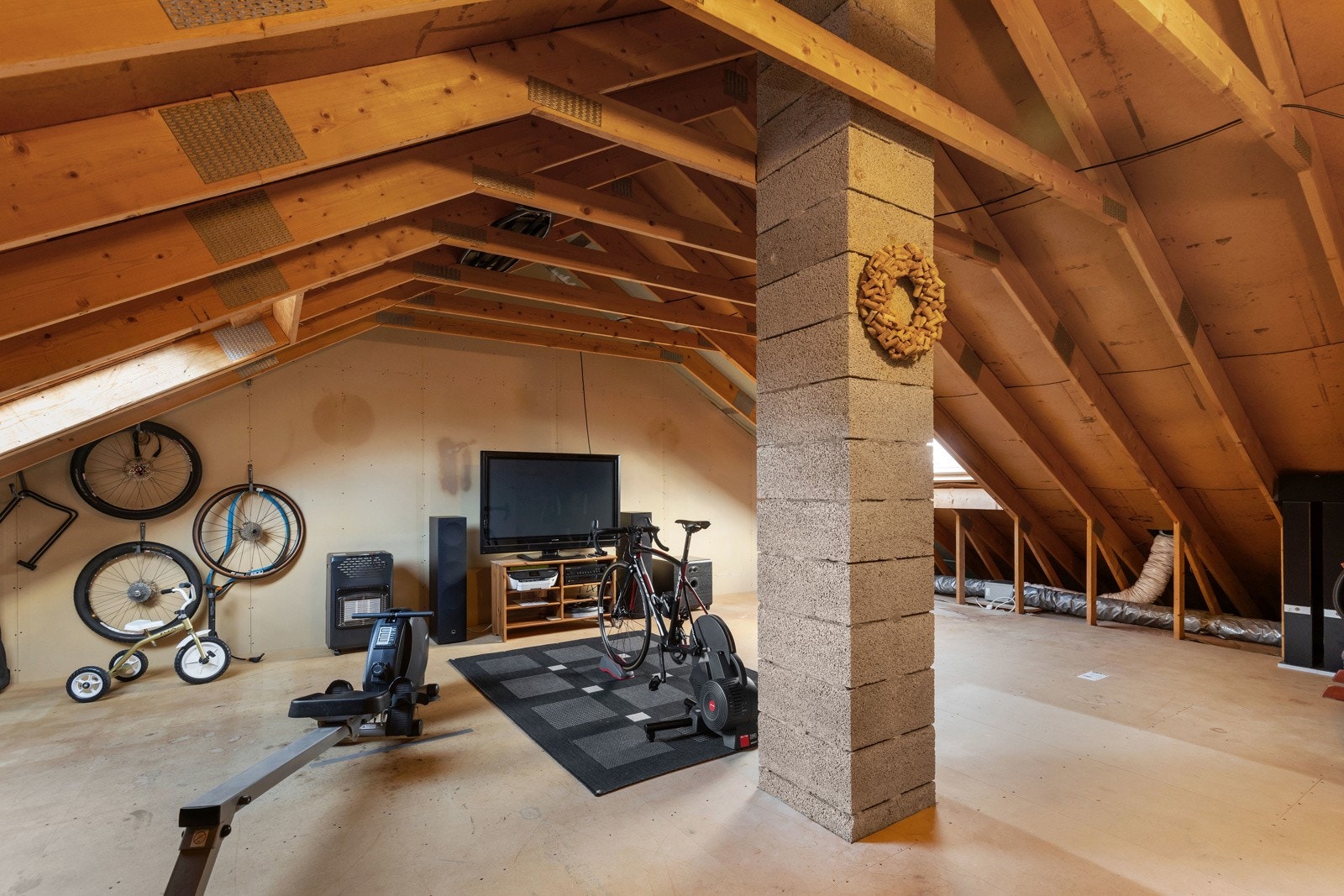 I tilknytning til gang er det dør med trappeoppgang til 2.etasje. Galleribilde