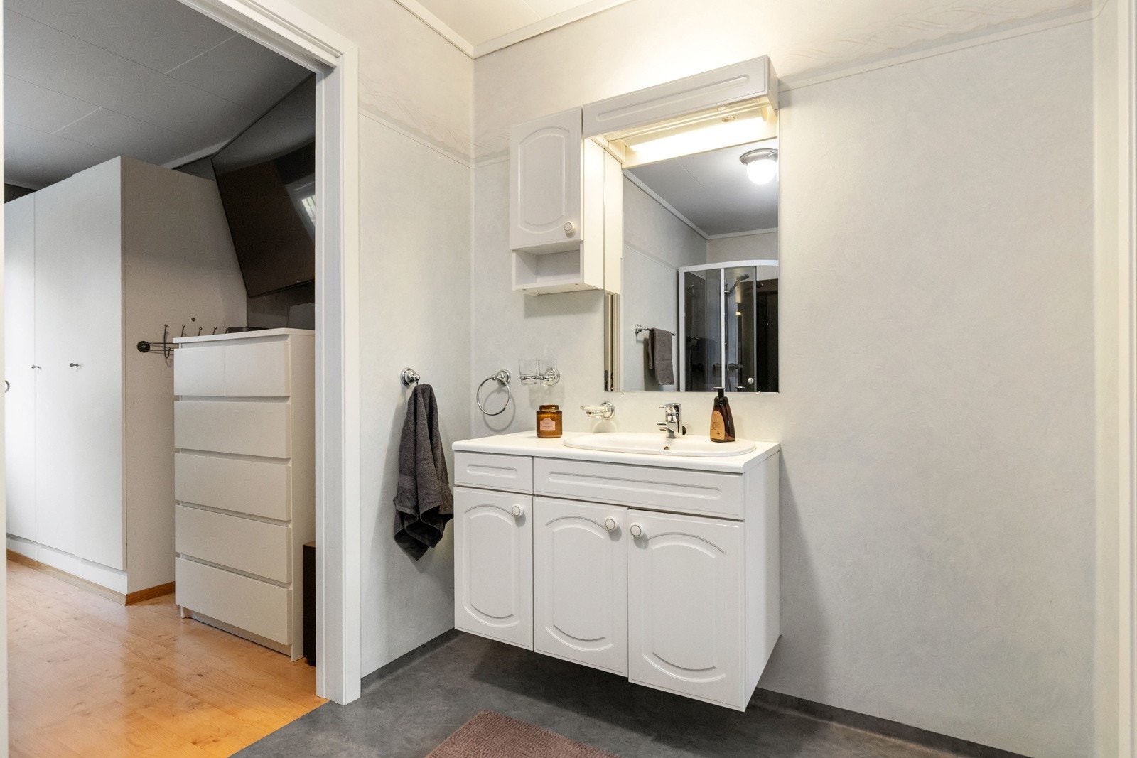 Soverom 1 som idag benyttes til hovedsoverom har direkte inngang til bad. Galleribilde