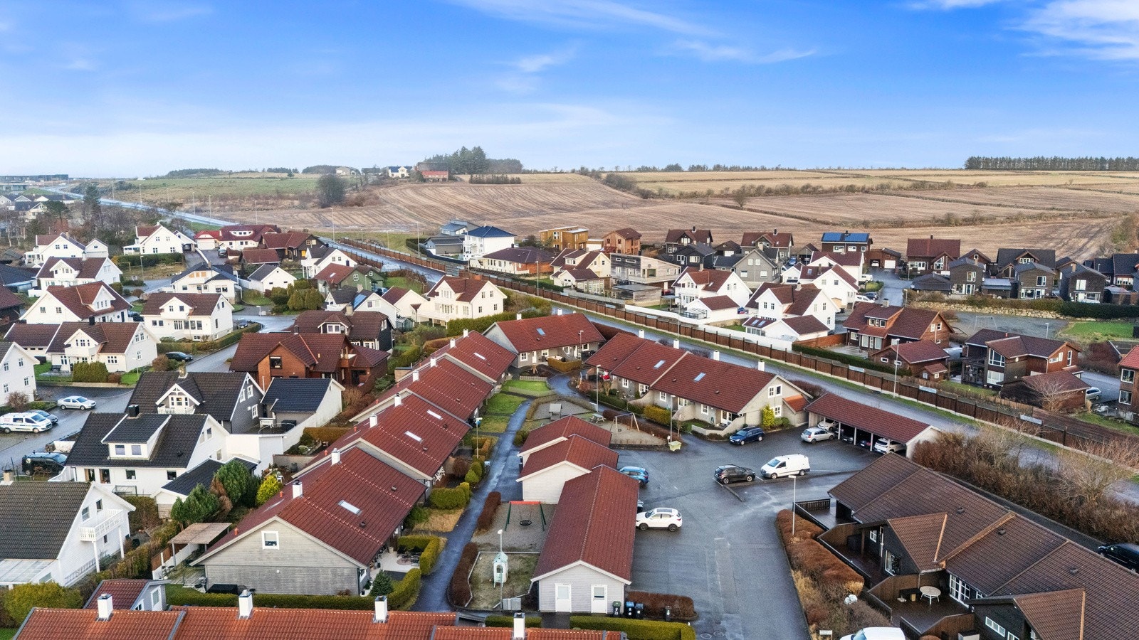Boligen ligger i et veletablert og barnevennlig område på Klepp. Galleribilde