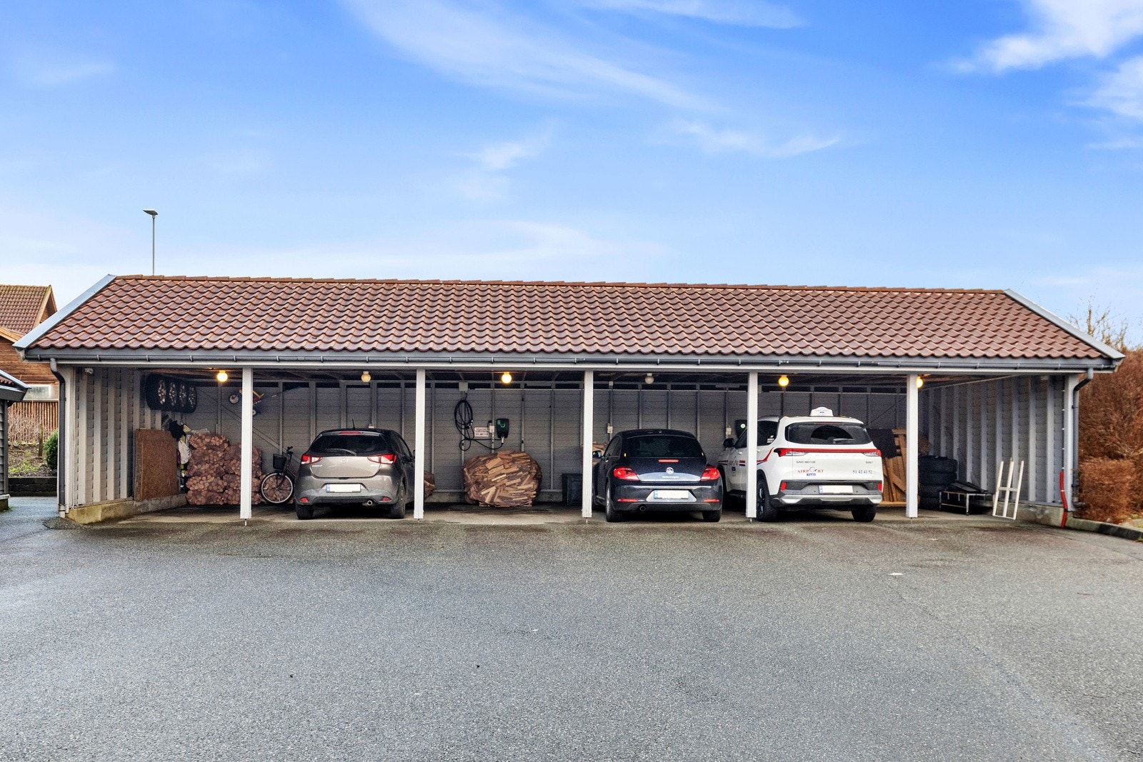 Carport med mulighet for el-bil lading. Galleribilde