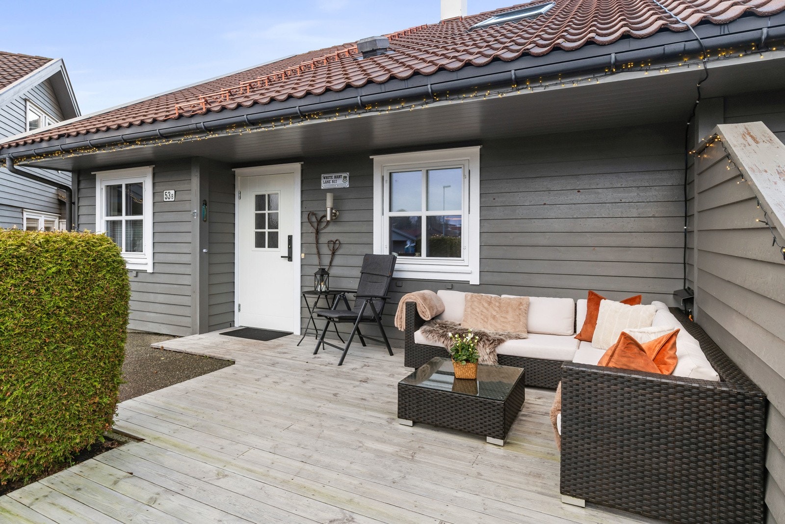 Boligen har kjekke uteområder på begge sider. Galleribilde