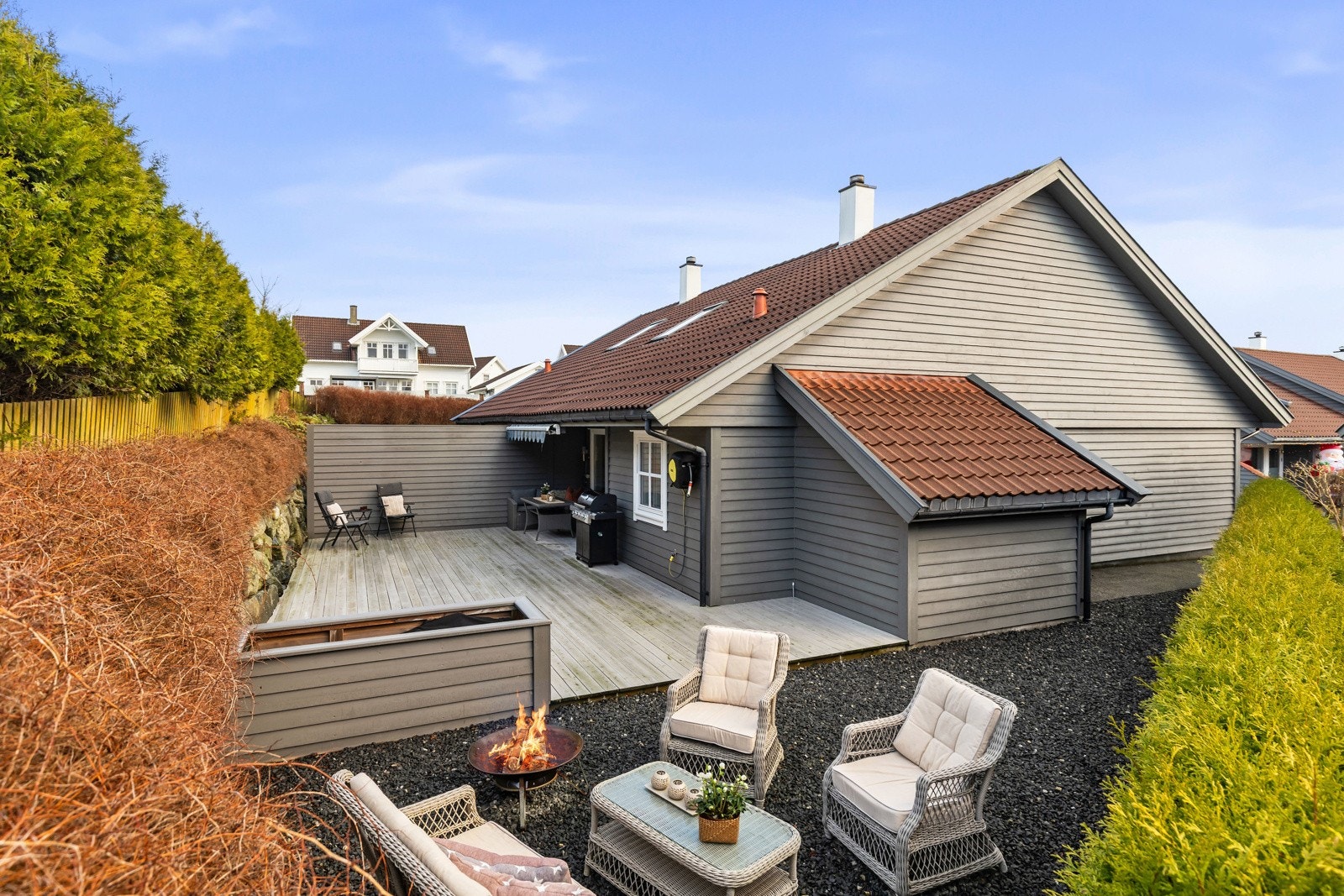 Sjelden god uteplass som skjermer for både innsyn og vind. Galleribilde