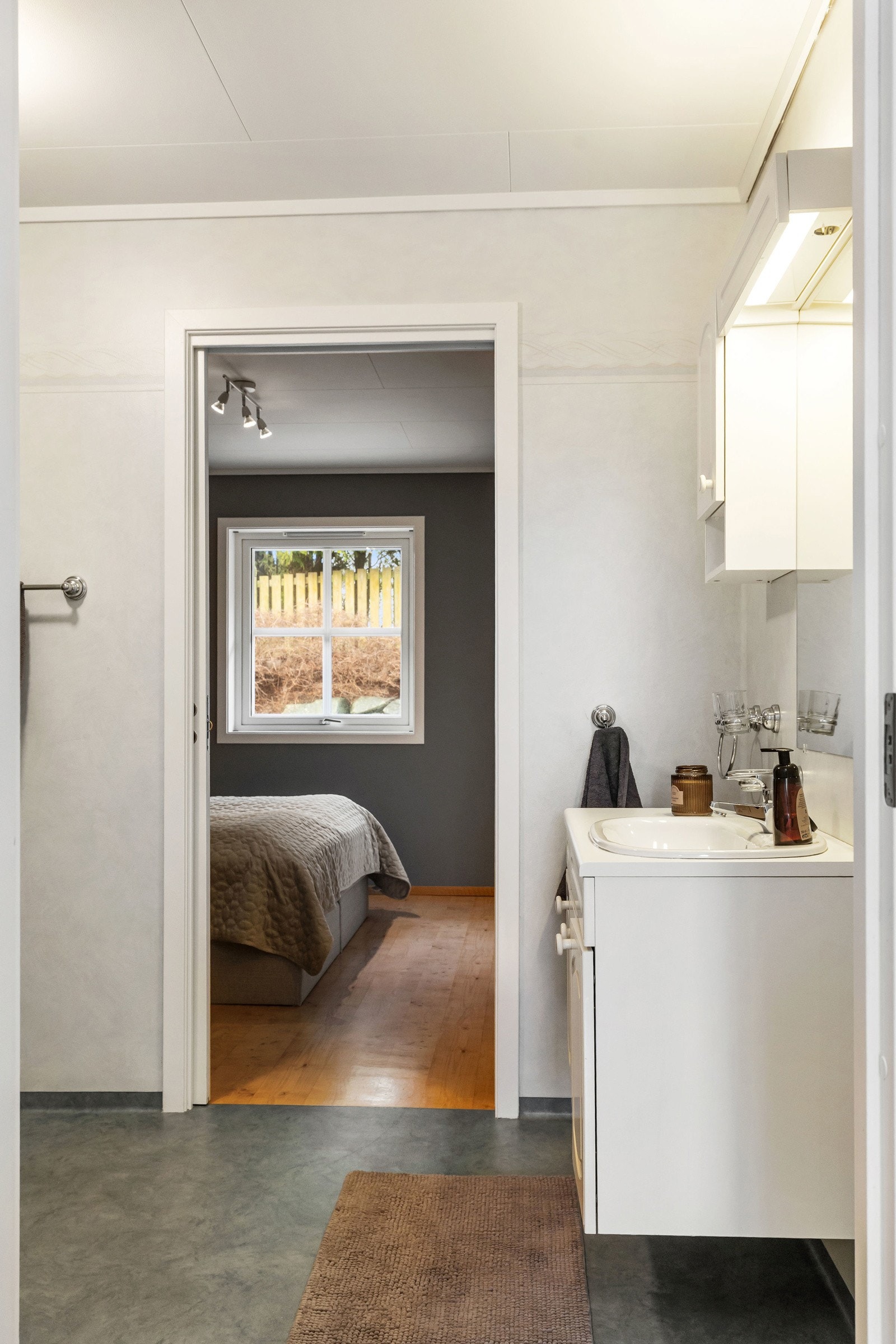 Skyvedør mellom soverom og bad, kjekk løsning. Galleribilde