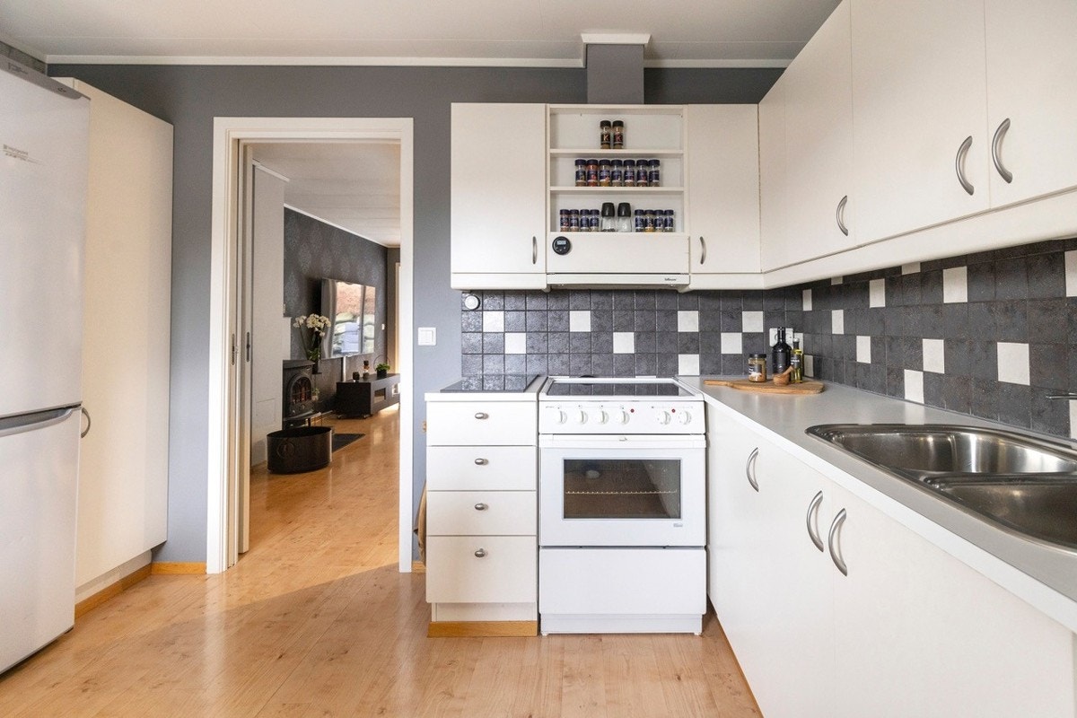 Skyvedør mellom kjøkken og stue som kan lukkes etter behov. Galleribilde