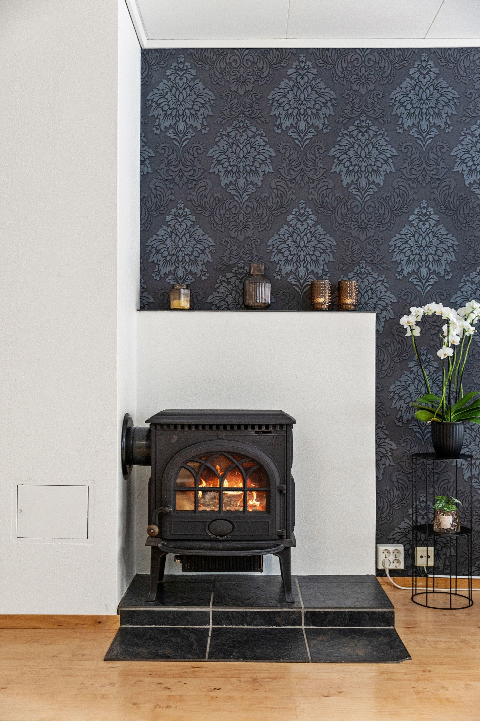 Vedovn i stuen er perfekt for å holde god temperatur i boligen. Galleribilde