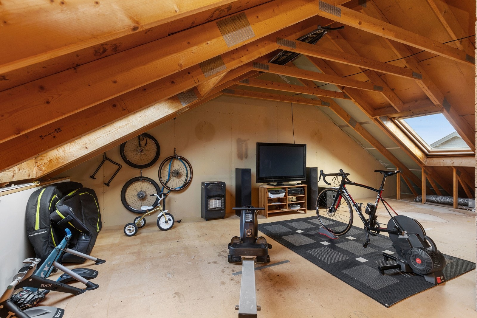 2.etasje er uinnredet, men har flere muligheter. Ekstra soverom, stue eller bad? Galleribilde