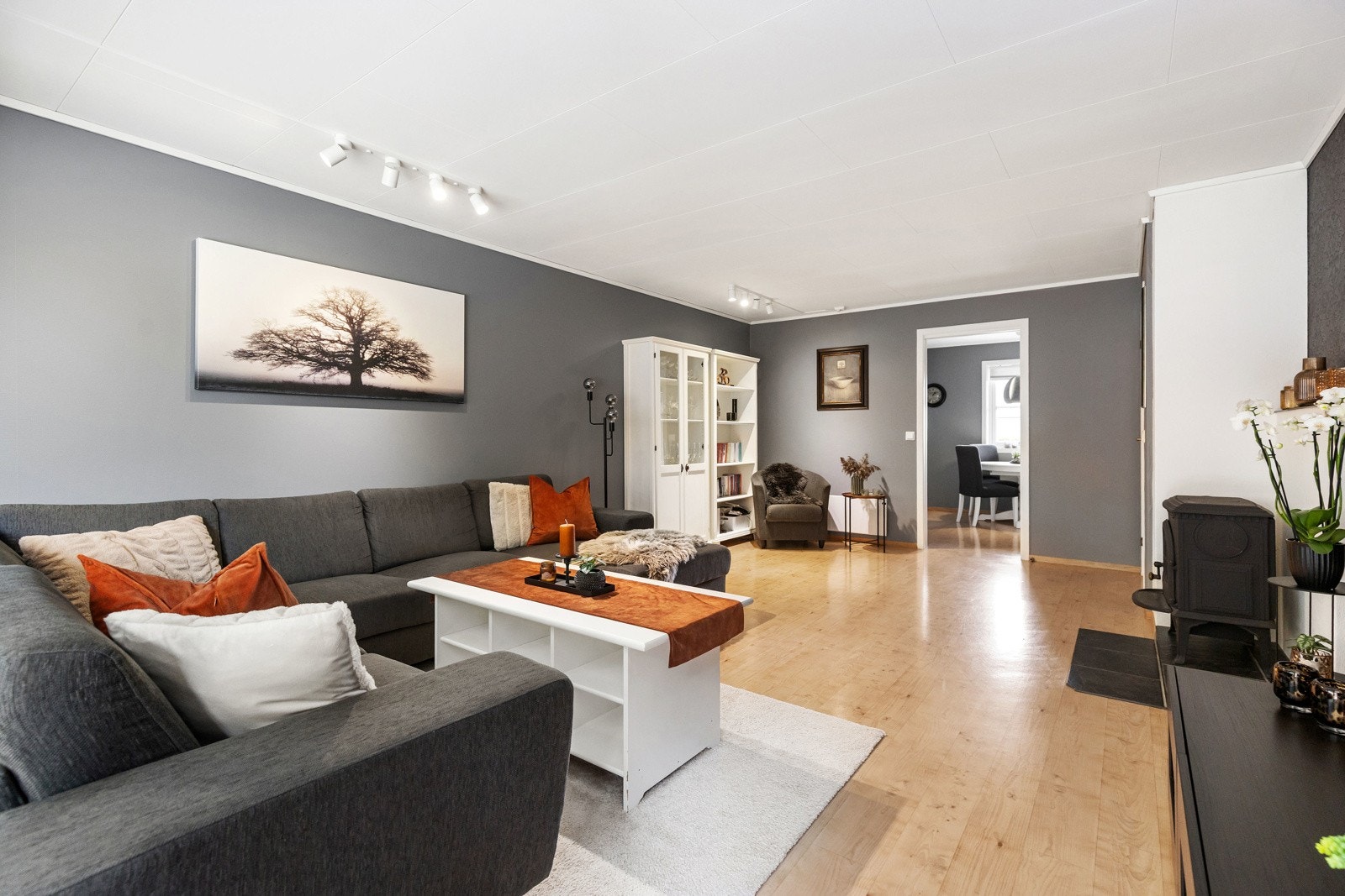 Stuen er av god størrelse med plass til flere sittegrupper. Galleribilde