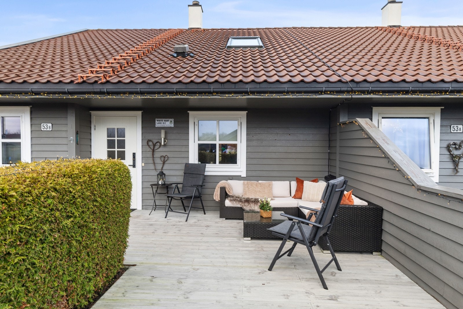 Terrassen på fremsiden av boligen er perfekt til morgenkaffien. Galleribilde