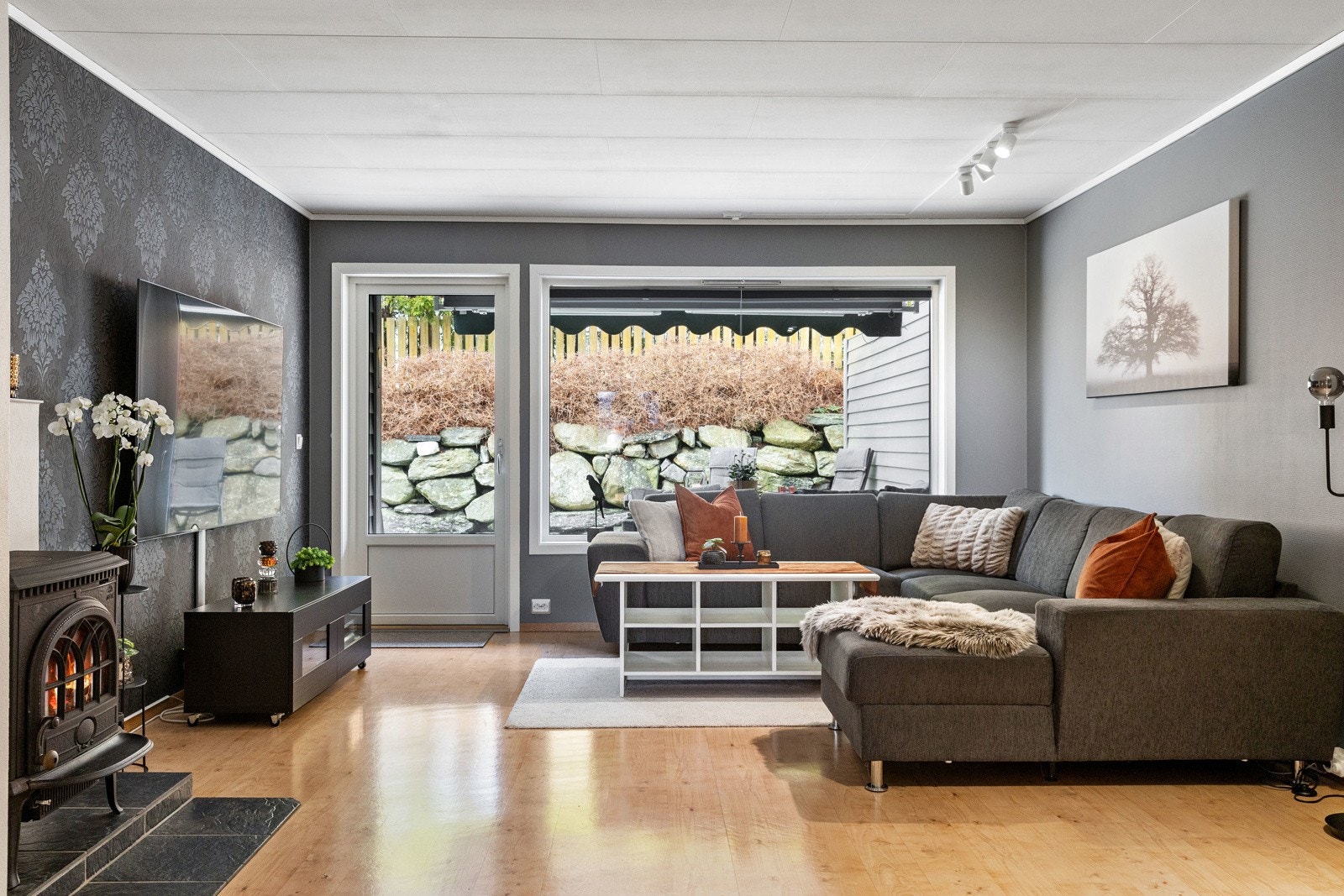 Fra stuen er det utgang til en romslig terrasse på baksiden. Galleribilde