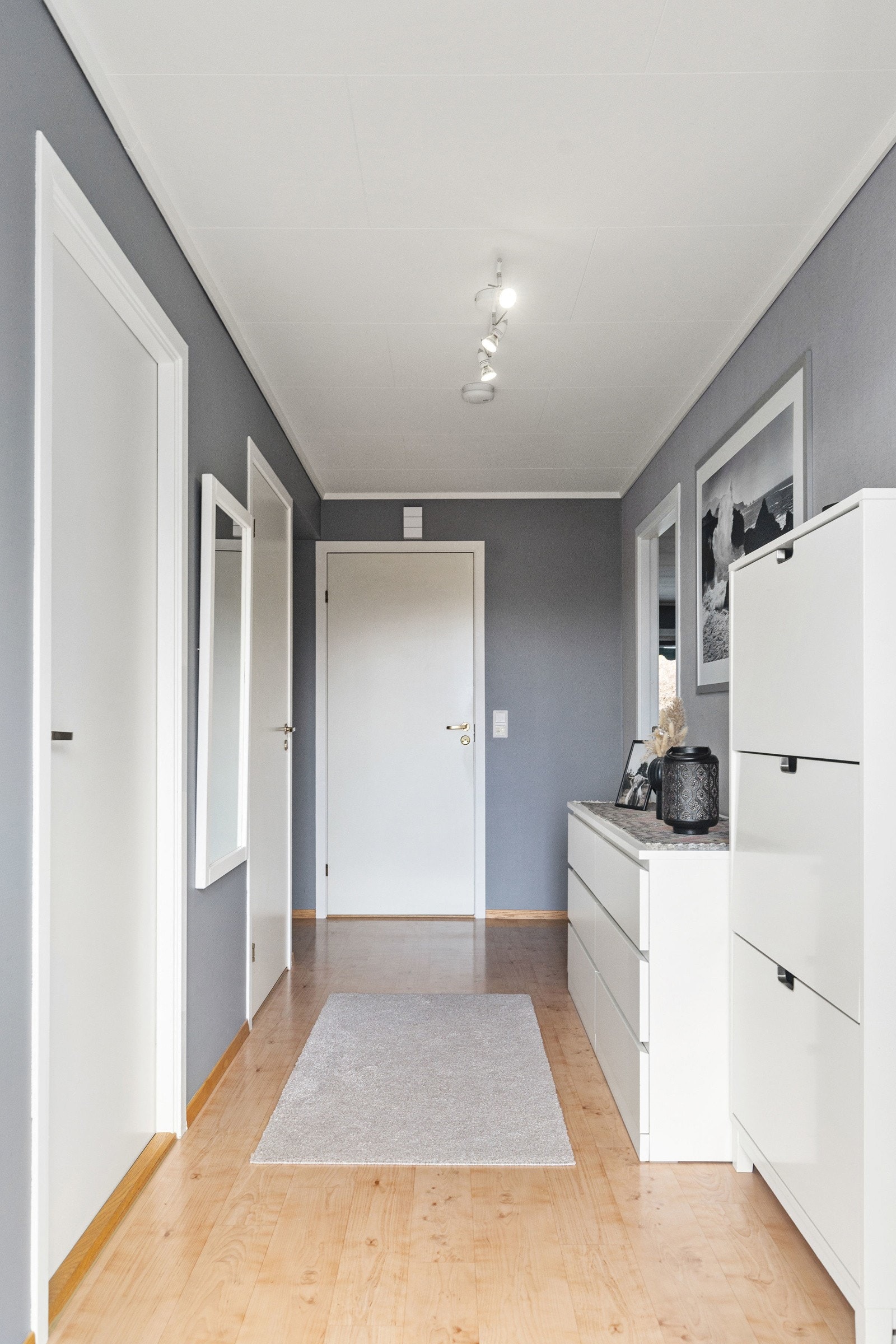 Tiltalende og lys gang som har oppgraderte overflater. Galleribilde