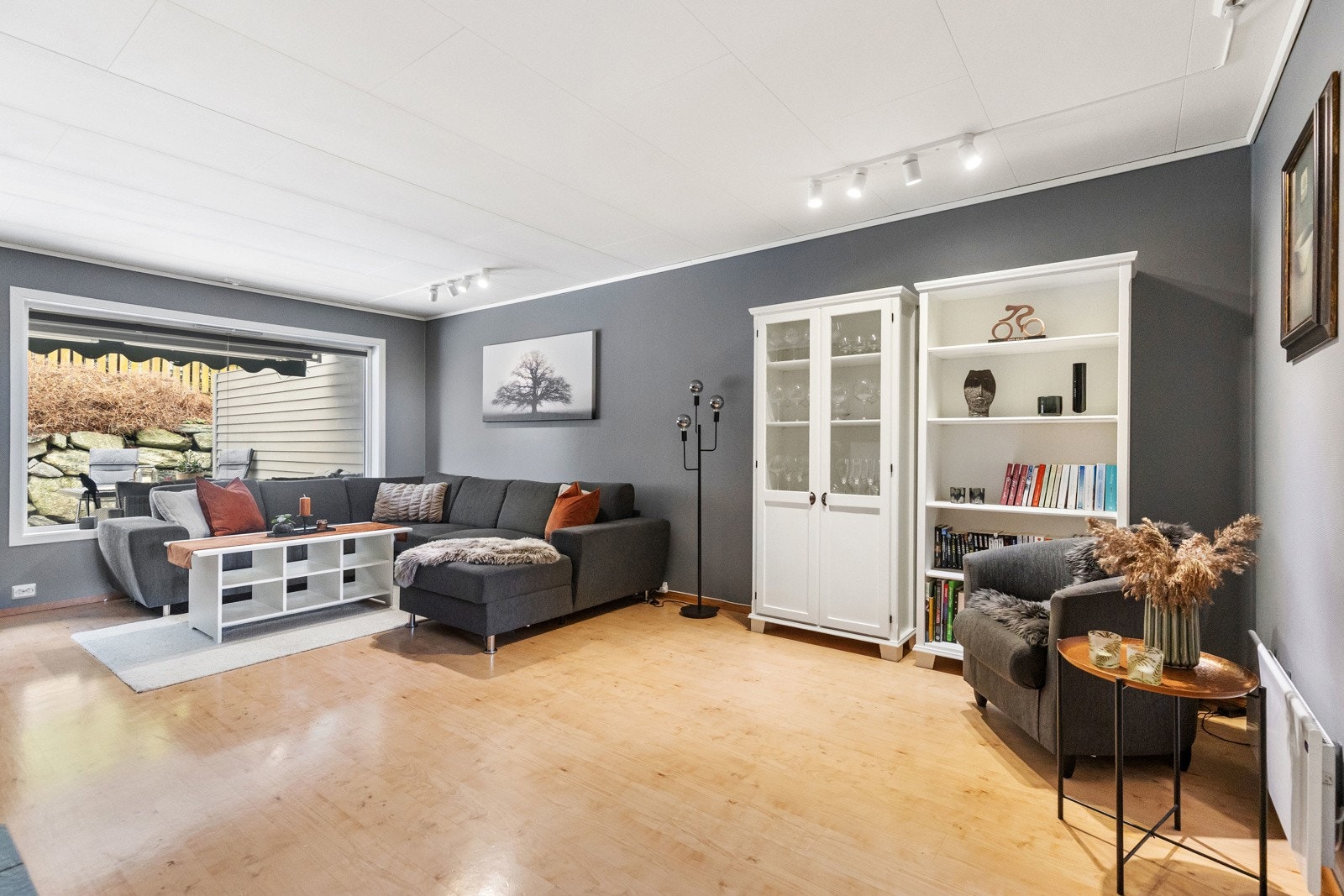 Stort vindu i stuen som gir mye naturlig lys. Galleribilde