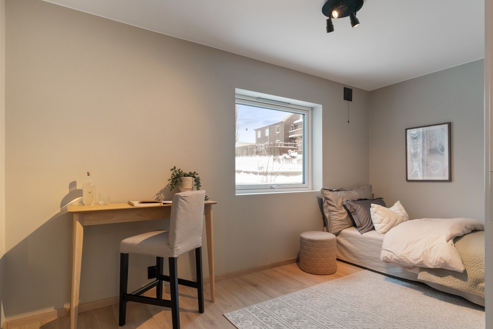 Alle rommene har gode størrelser med plass til seng og øvrig møblement, og egner seg like godt som barnerom, gjesterom eller hjemmekontor. Galleribilde