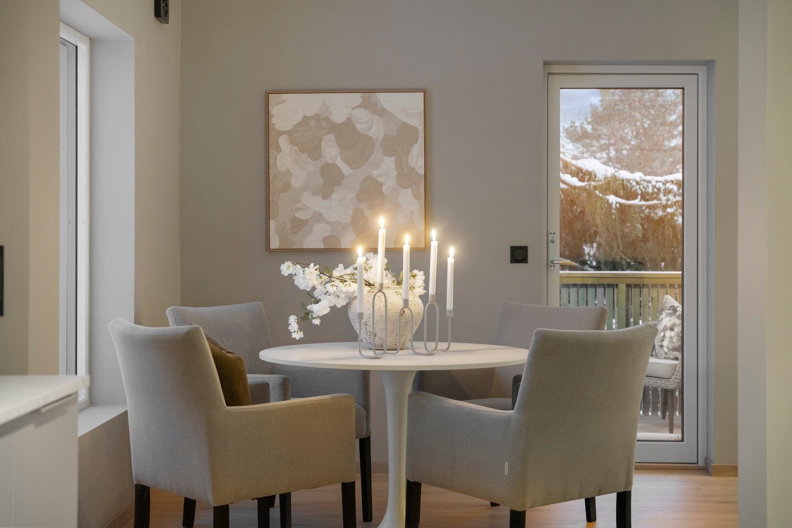 Sorte detaljer gir et elegant og moderne preg som går igjen i boligen. Galleribilde