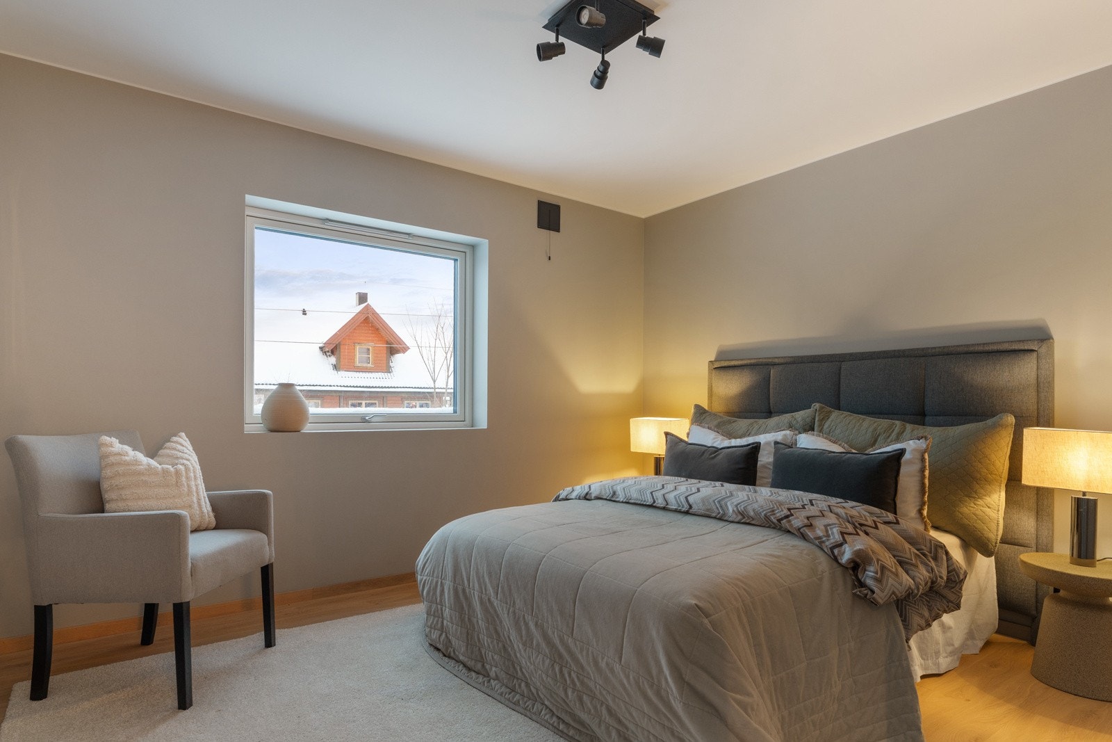 Boligen har totalt fire soverom, fordelt med to i hver etasje. Galleribilde