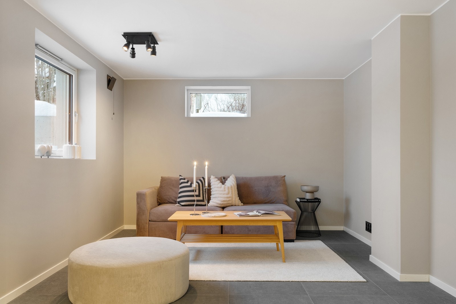 I kjelleren finner du en romslig kjellerstue, perfekt som ekstra oppholdsrom, TV-stue eller lekerom. Galleribilde