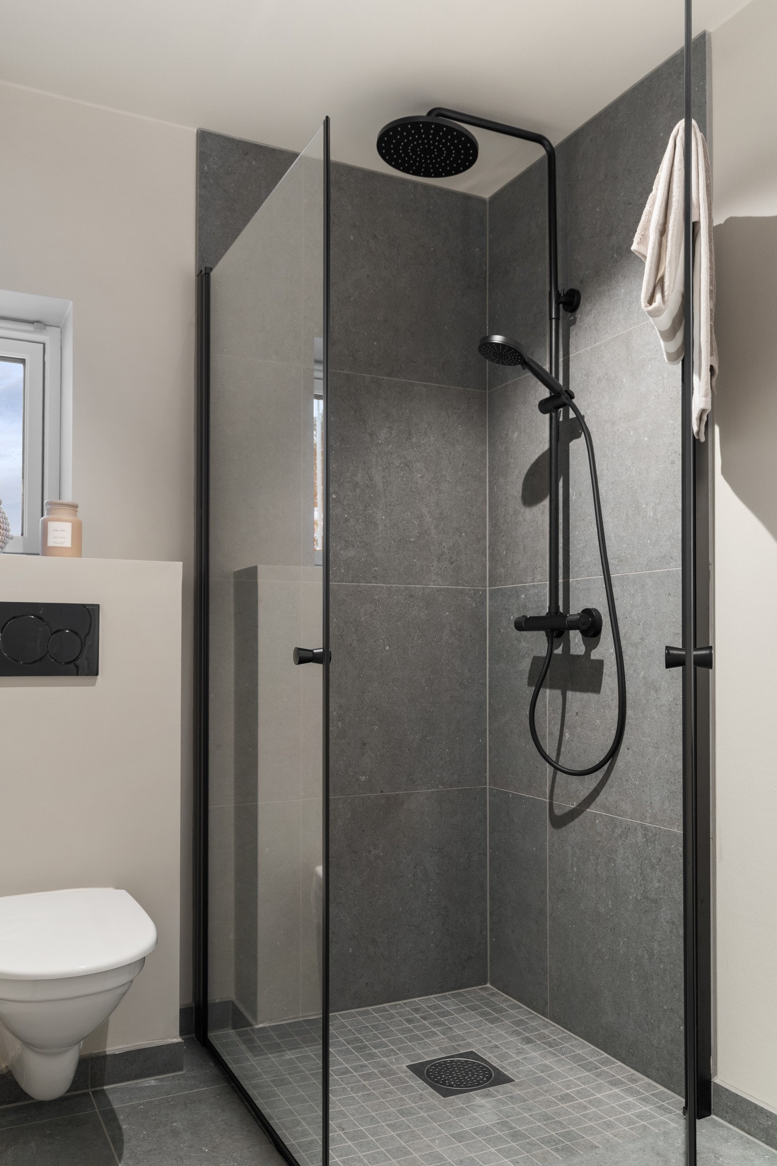 Badene er innredet med dusjhjørne, servant, toalett og opplyst speil, og fremstår moderne og funksjonelle. Galleribilde