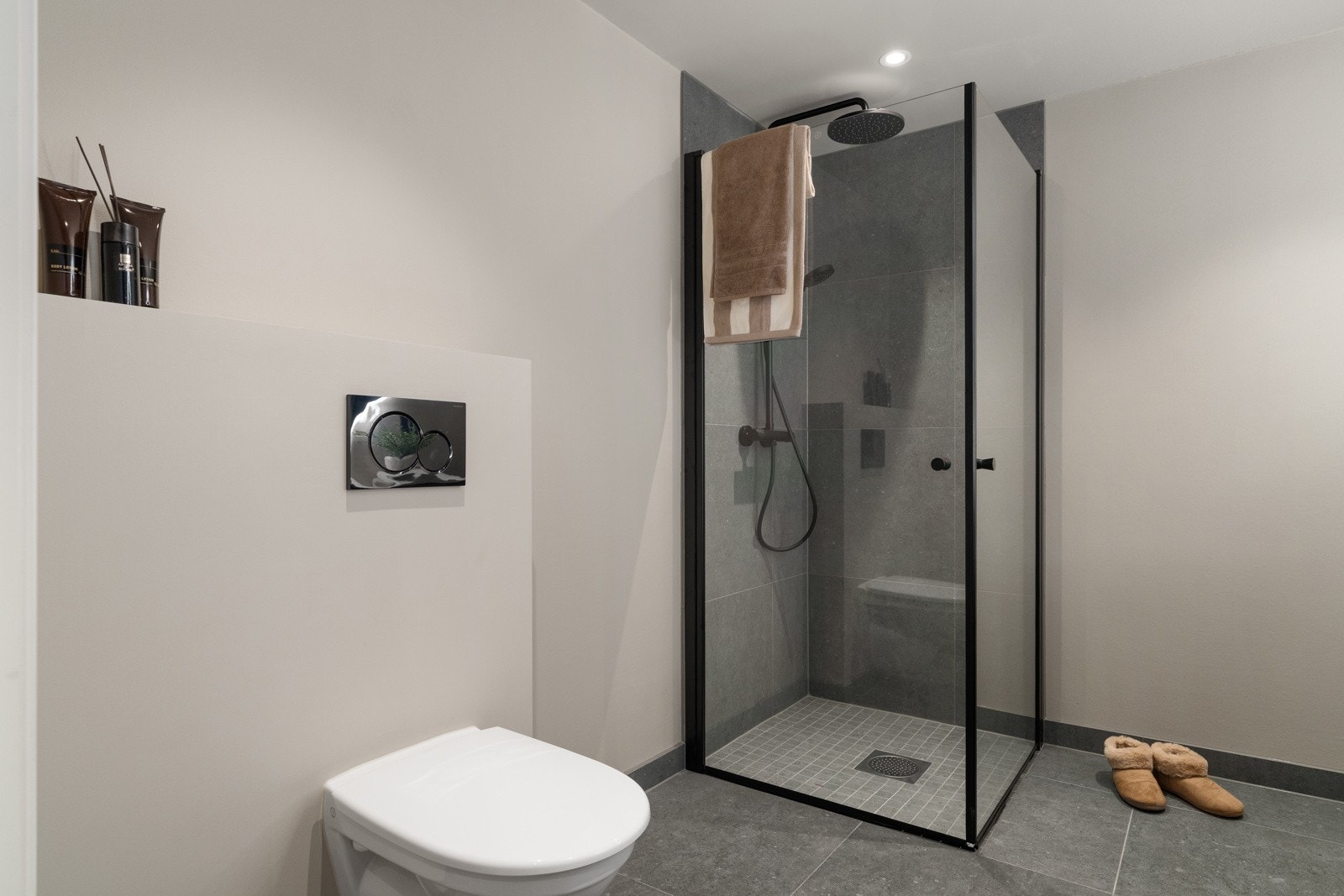 Her er det også innredet med dusjhjørne, servant, toalett og opplyst speil. Galleribilde