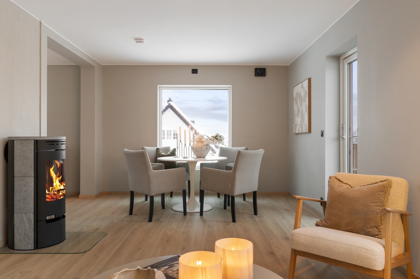 De store vindusflatene slipper inn rikelig med naturlig lys. Galleribilde