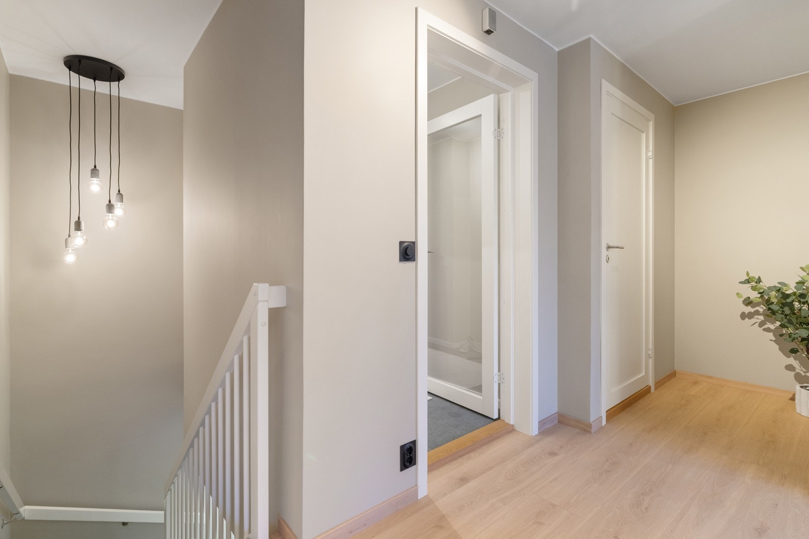 Gang som knytter alle rommene i første etasje sammen, samt trapp til kjeller. Galleribilde