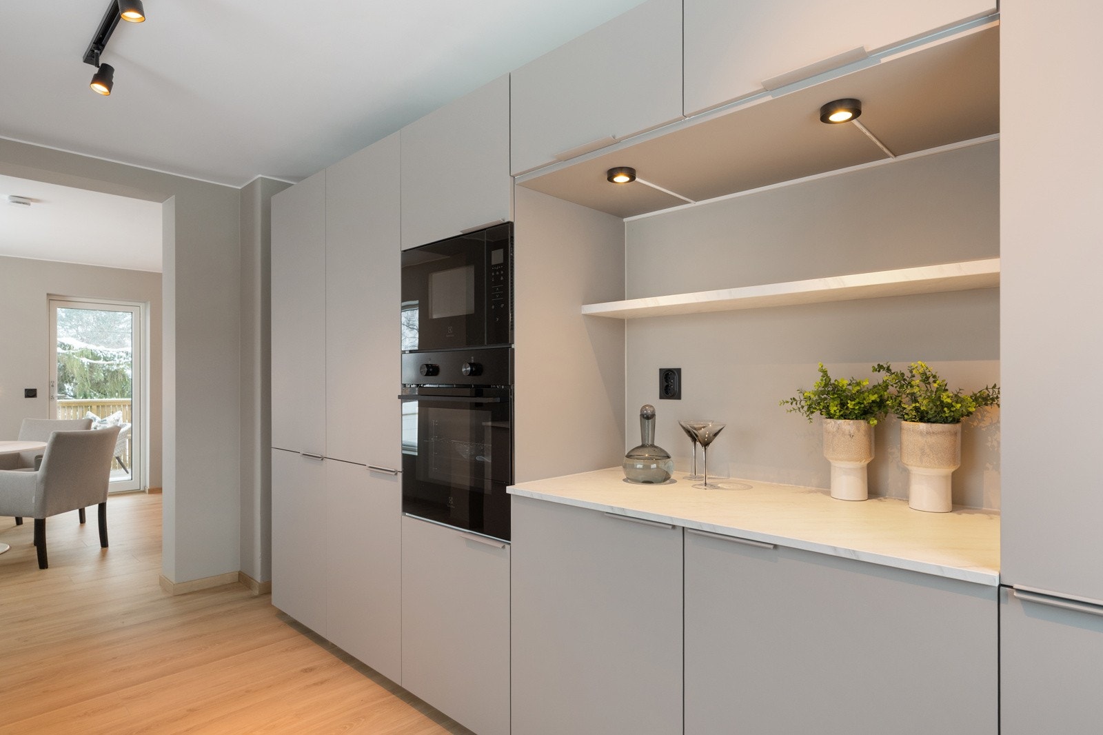 Her er det rikelig med både skap- og benkeplass, samt et lekkert innhuk perfekt til kaffehjørne. Galleribilde