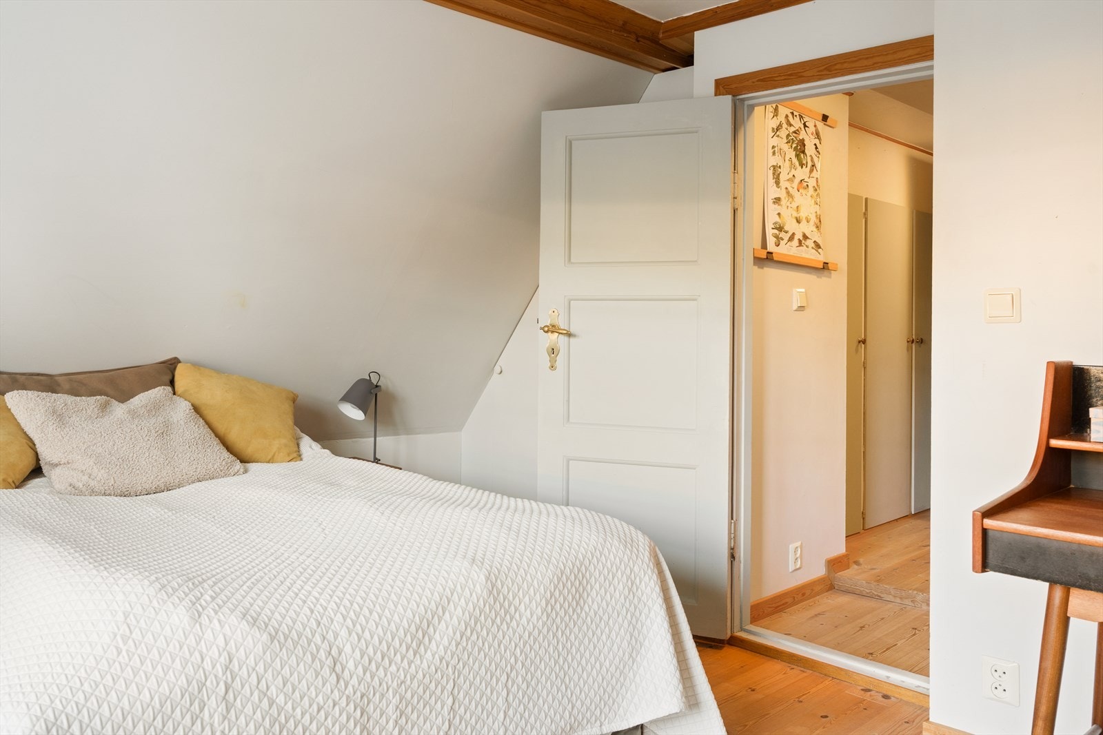 Her er det god plass til å innrede med seng og annet møblement etter dine preferanser Galleribilde