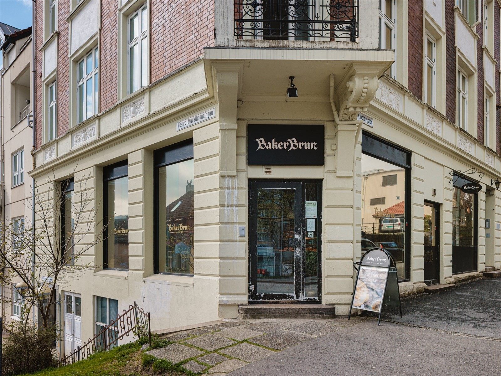 Nærområdet byr på et rikt og trivelig byliv, med et bredt utvalg av kaféer, restauranter, butikker og kulturtilbud Galleribilde