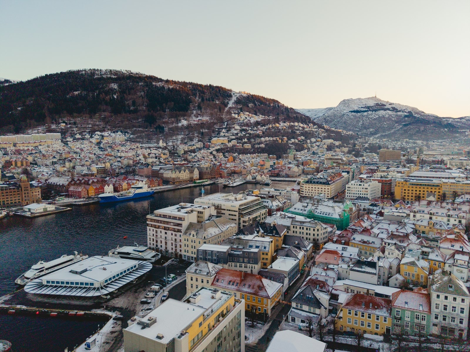 Fra boligen ligger sentrumskjernen med kun noen få minutters gange unna, med alt av butikker og servicetilbud Galleribilde