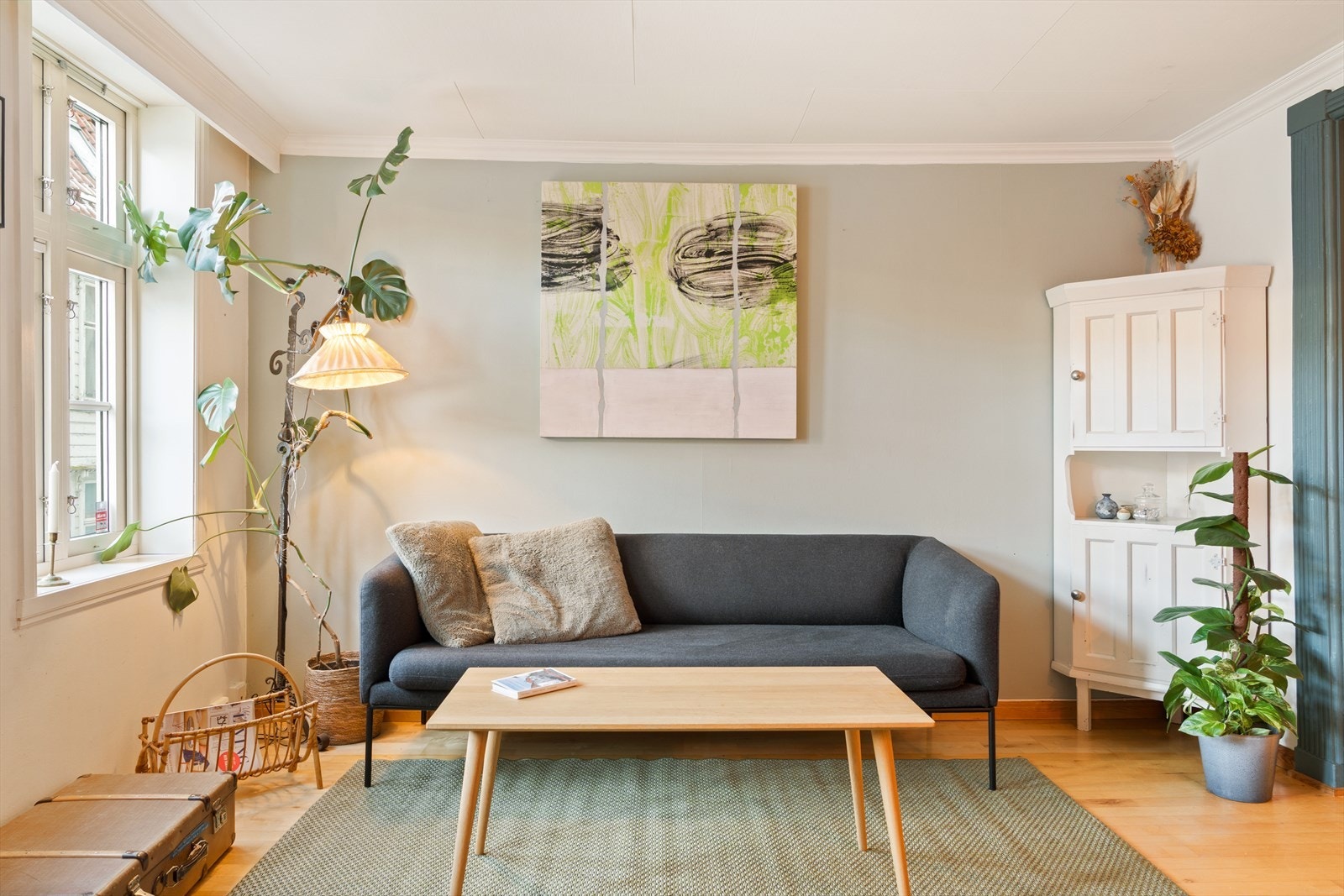 I stuen har du god plass til å innrede med sofa og ulike sittegrupper Galleribilde