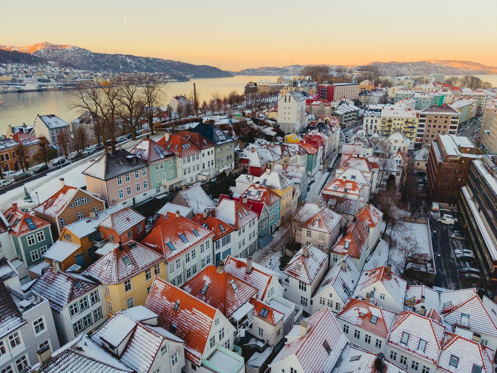 For den tur og treningsglade byr beliggenheten på svært gode muligheter. Flotte turstrekninger langs Nøstet, Nordnes parken, Vågen og Bryggen gir stemningsfulle opplevelser med sjøen tett på Galleribilde