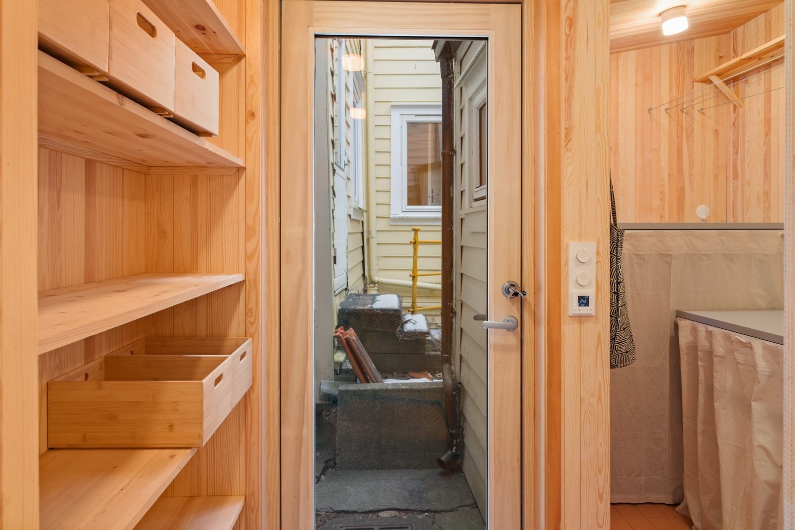 Det er flis på gulv med sokkelflis, samt trepanel på vegger og himling. Varmekabler i gulvet Galleribilde