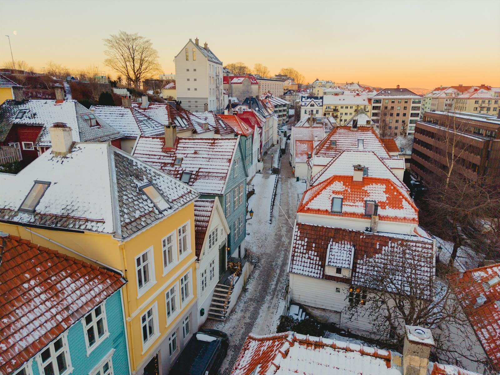 Boligen ligger i en rolig gate med fredelige omgivelser, samtidig som du har gangavstand til alt du trenger i hverdagen Galleribilde