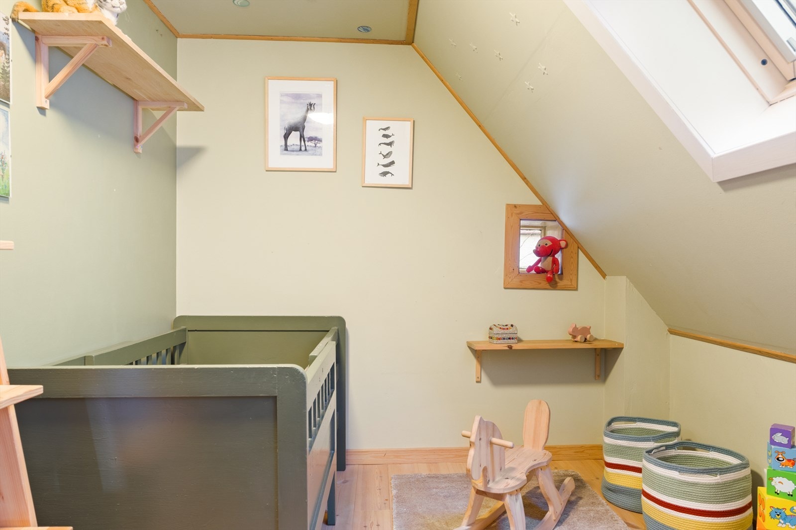 Rommet gir fleksible innredningsmuligheter og kan innredes som barnerom eller f.eks. hjemmekontor. Galleribilde